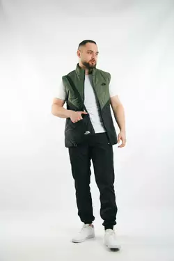 Комплект чоловічий "Clip" TNF: жилетка хакі-чорна + футболка біла + штани "President" чорні. БАРСЕТКА У ПОДАРУНОК! Комплект чоловічий "Clip" TNF: жилетка хакі-чорна + футболка біла + штани "President" чорні. БАРСЕТКА У ПОДАРУНОК!
