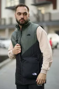 Комплект чоловічий "Clip" TNF: жилетка хакі-чорна + штани "President" чорні. БАРСЕТКА У ПОДАРУНОК! Комплект чоловічий "Clip" TNF: жилетка хакі-чорна + штани "President" чорні. БАРСЕТКА У ПОДАРУНОК!