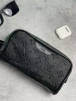 Клатч Louis Vuitton чорний шкіряний Клатч Louis Vuitton чорний шкіряний