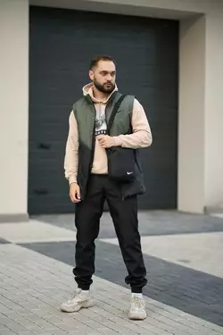 Комплект чоловічий "Clip" Nike: жилетка хакі-чорна + штани "President" чорні. БАРСЕТКА У ПОДАРУНОК! Комплект чоловічий "Clip" Nike: жилетка хакі-чорна + штани "President" чорні. БАРСЕТКА У ПОДАРУНОК!
