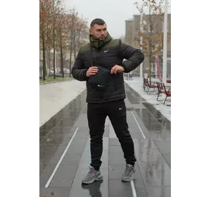 Комплект чоловічий Nike: куртка зимова "Frost" хакі-чорна + штани з тринитки утеплені чорні. Барсетка та рукавички У ПОДАРУНОК! Комплект чоловічий Nike: куртка зимова "Frost" хакі-чорна + штани з тринитки утеплені чорні. Барсетка та рукавички У ПОДАРУНОК!