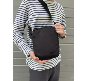 Барсетка чорна Nike з чорним лого Барсетка чорна Nike з чорним лого