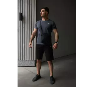 Комплект чоловічий Nike: футболка темно-сіра + шорти чорні + барсетка чорна Комплект чоловічий Nike: футболка темно-сіра + шорти чорні + барсетка чорна